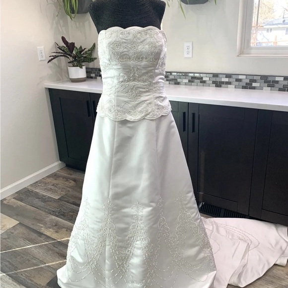 🚫SOLD🚫Gorgeous beaded White Scalloped Bodice wedding gown Sz 10 - Picture 7 of 11